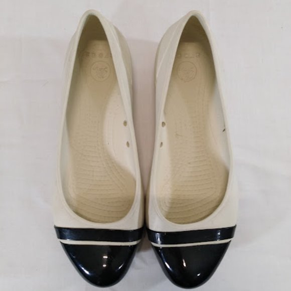 Crocs Brynn Beige Black Shiny Cap Toe Comfort Ballet Flats Shoes Women's Size 7W - Picture 2 of 7
